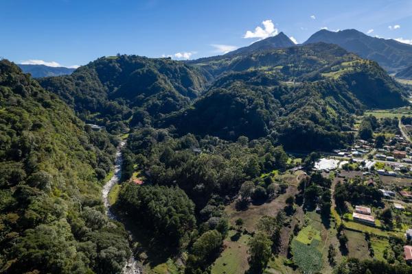 Finca frente al río bambito en venta | volcán panamá