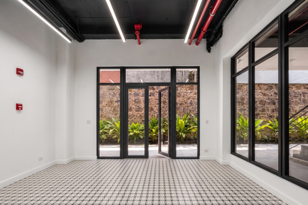 Venta o alquiler de local comercial en la plazuela de alfaro, casco antiguo