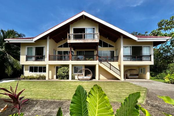 Hermosa villa frente al agua con muelle privado en sunset point, isla colón