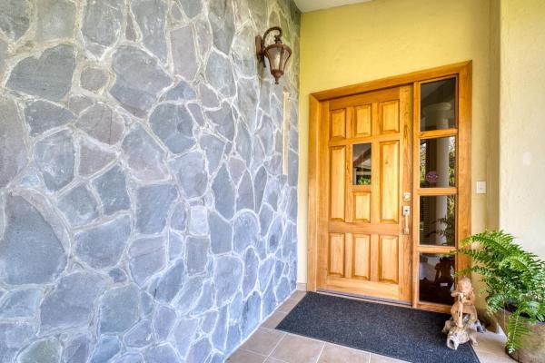 Casa en boquete con casita y vistas impresionantes al volcán