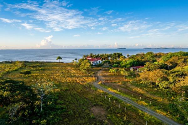 Beachfront estate on 1.5 hectares in playa nanzal