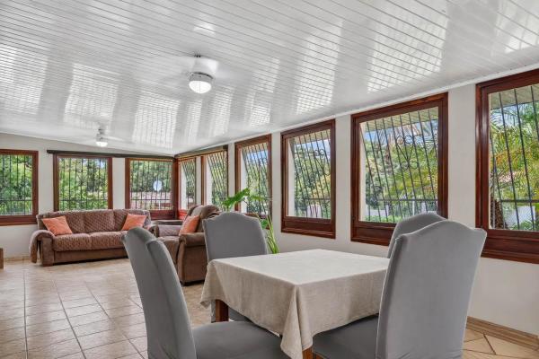 Amplia casa con piscina y apartamento para invitados