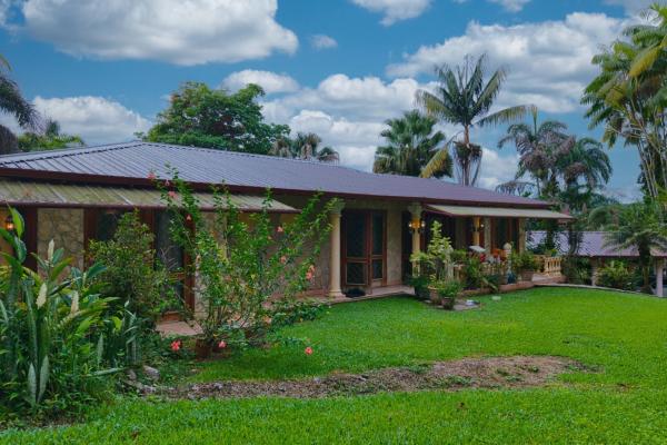 Finca residencial de 3,69 hectáreas con lagos, río y bosque.