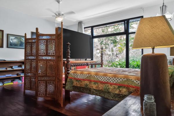 Country estate with multiple buildings in palmira