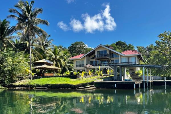 Hermosa villa frente al agua con muelle privado en sunset point, isla colón