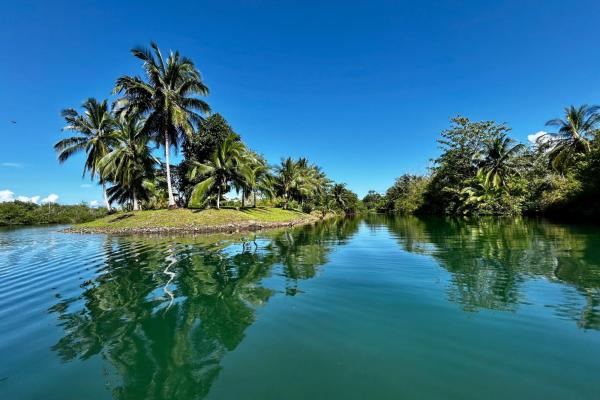 Hermosa villa frente al agua con muelle privado en sunset point, isla colón