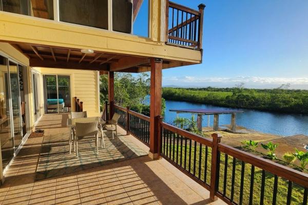 Hermosa villa frente al agua con muelle privado en sunset point, isla colón