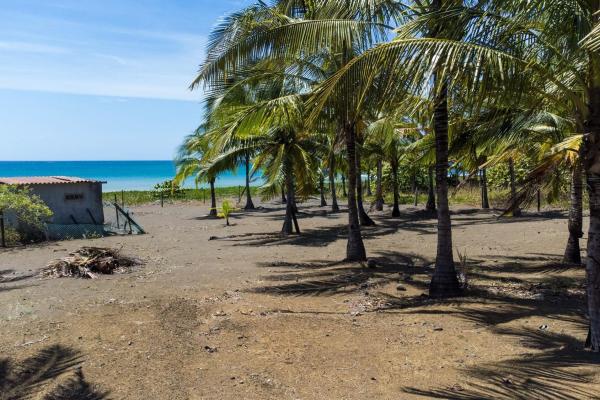Se vende terreno titulado frente a la playa en cambutal