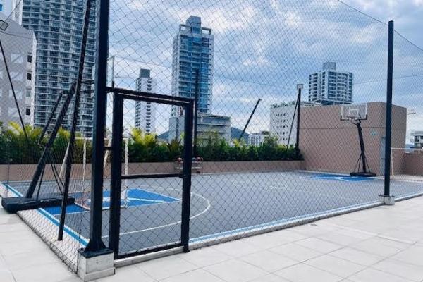 Se vende bonito apartamento frente a la bahia.