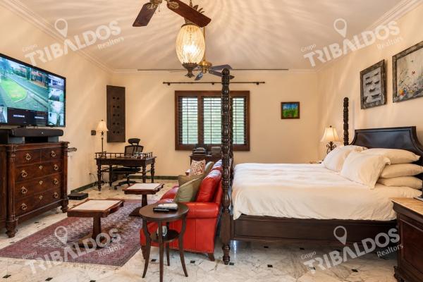 Venta de casa de 2 niveles en altos del golf