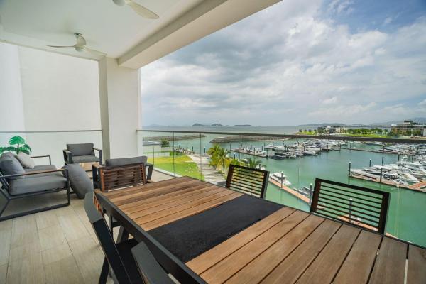 Se vende exclusivo apartamento de 3 habitaciones frente a la isla.