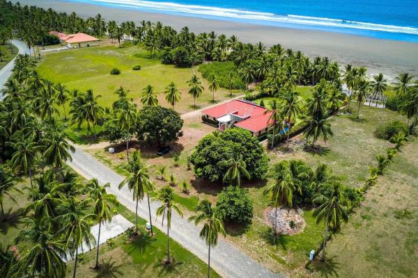 Casa junto a la playa con paneles solares en las lajas