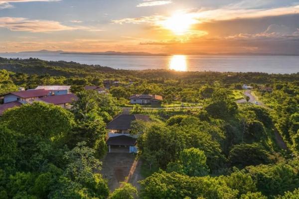 Turnkey ocean-view luxury villa in sea view hills