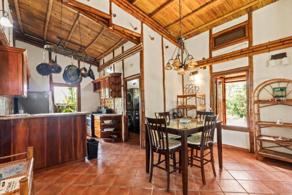 Eco-friendly 2 bed 2 bath bamboo home in boquete
