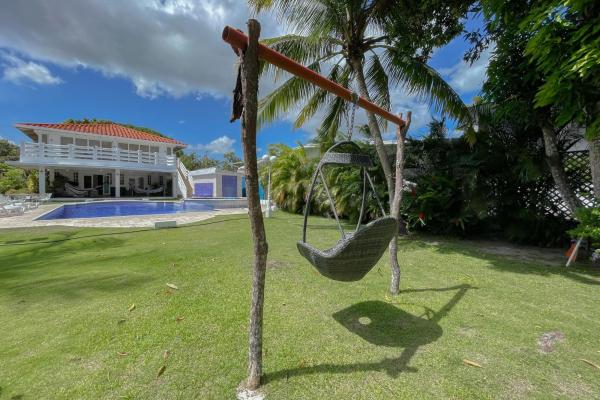Spacious beach house steps from the sea - coronado