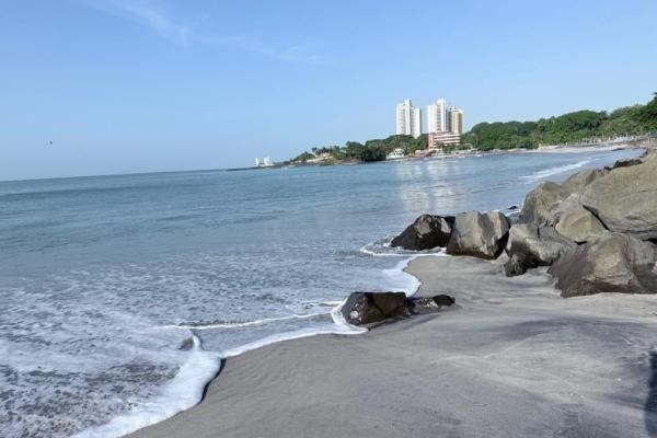 Apartamento moderno de 2 habitaciones frente al mar en playa malibú