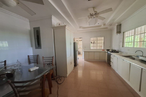 Venta de casa tipo chalet con terreno en la chorrera
