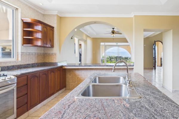 Casa con vistas a la montaña y al océano en venta en sora
