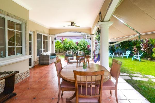 Venta de casa unifamiliar en palmeras del este, costa del este remodelada