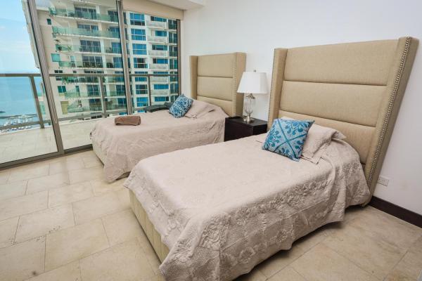 Apartamento remodelado de 2 habitaciones más estudio en planta alta