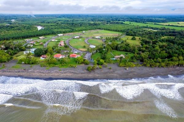 Encantadora casa costera en venta en coco beach, panamá