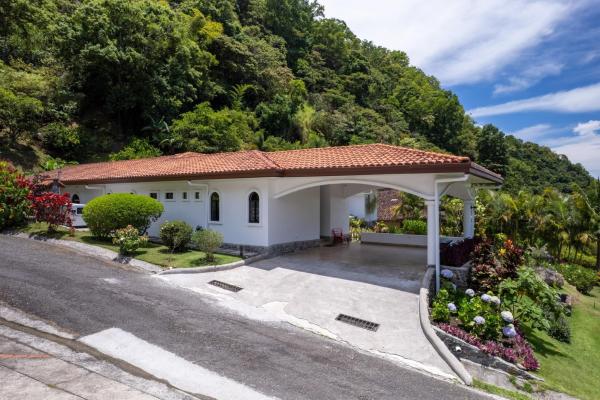 Casa de lujo con jardines en valle escondido boquete