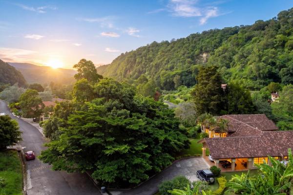 Two villas with 6 bedrooms and mountain views