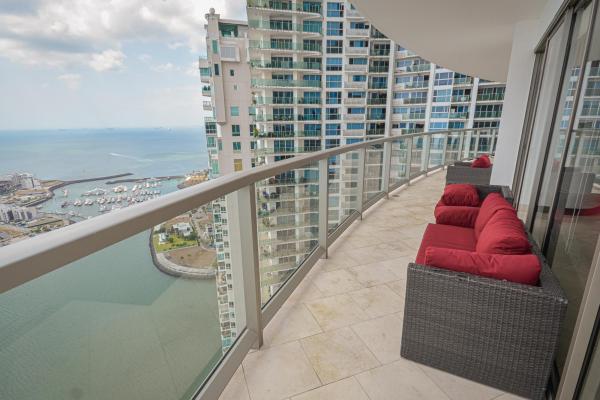 Apartamento remodelado de 2 habitaciones más estudio en planta alta