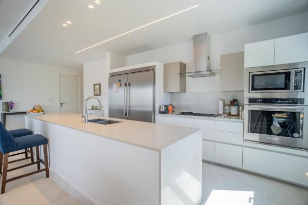 Beach club residences, ocean reef island