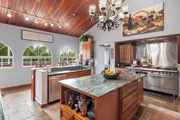 Elegante casa estilo colonial en valle escondido boquete