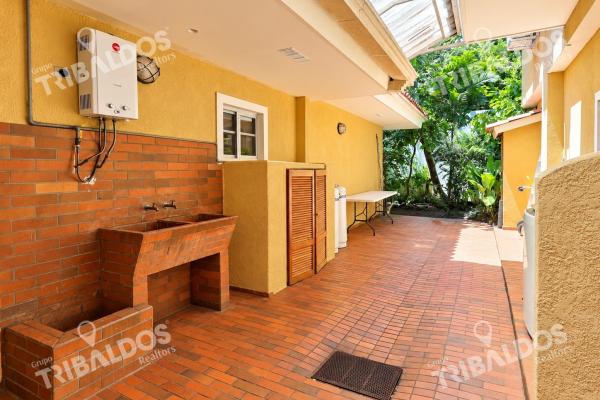 Sale of 2 houses in 1 in costa del este
