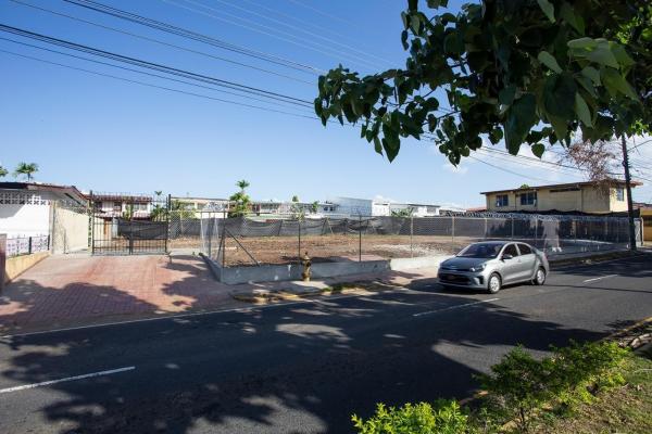 Casas comerciales sobre la via principal de chanis