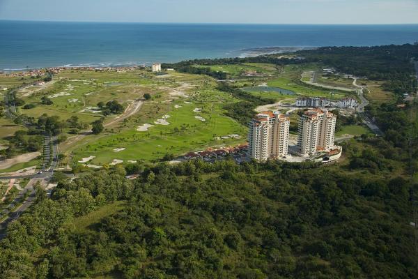 Beachfront apartment with ocean view, ph las olas