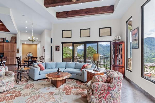 Elegant 4-bedroom furnished estate in boquete