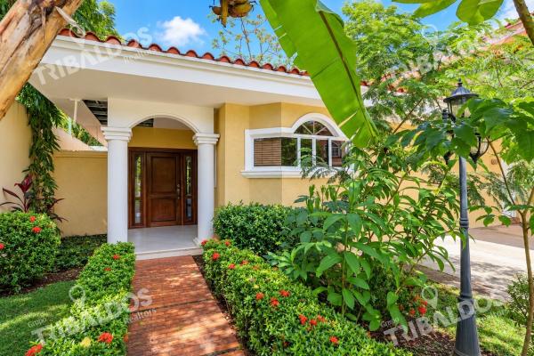 Sale of 2 houses in 1 in costa del este