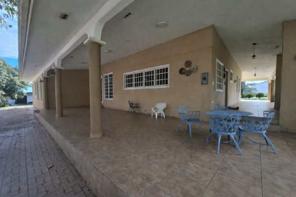 Venta de casa tipo chalet con terreno en la chorrera