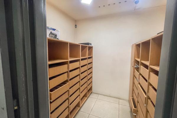 Commercial building for sale in calidonia