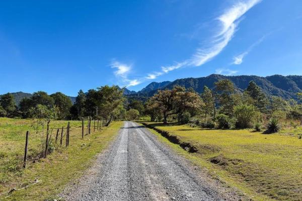 High-end off-grid home with volcán barú views