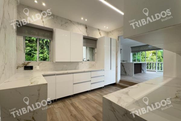 Venta o alquiler de espectacular casa en altos del golf con piscina