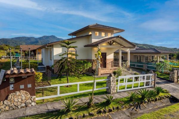 3 bedroom home with loft in alto boquete
