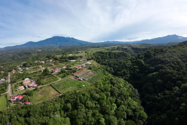 Espectacular casa con vista al cañón y océano en boquete