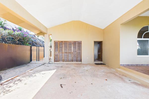 Casa con vistas a la montaña y al océano en venta en sora