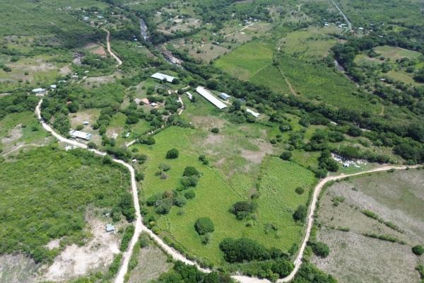 Granja de 13.6 ha con casa, galeras y río en natá, coclé