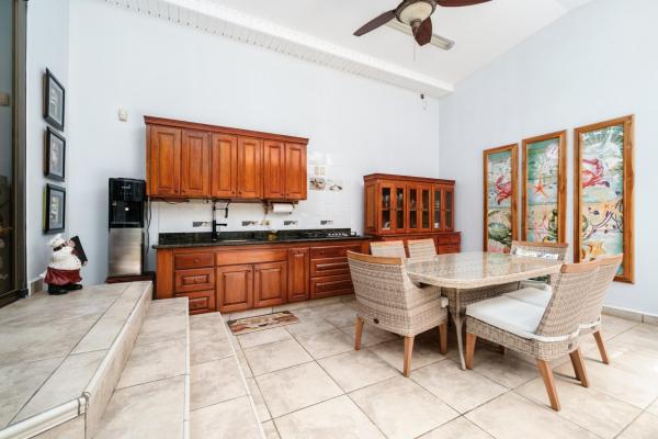 Oasis tropical en sortova: impresionante casa con apartamento