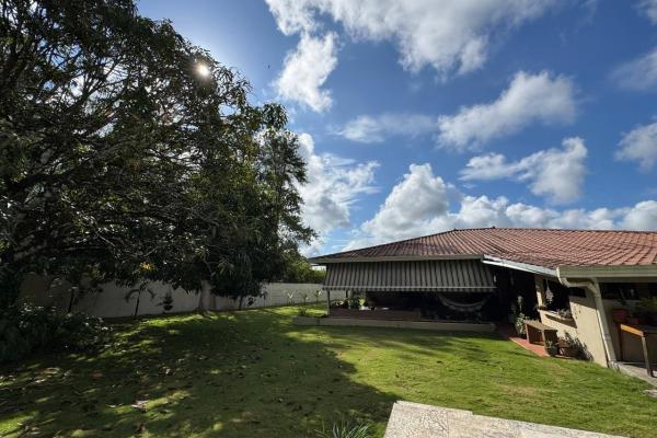 Casa con piscina en lote de 2.239 m²