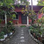 Se vende casa con casa de huéspedes y amplio terreno.