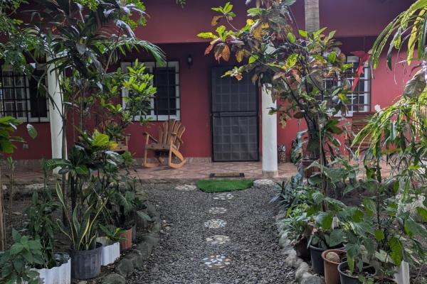 Se vende casa con casa de huéspedes y amplio terreno.