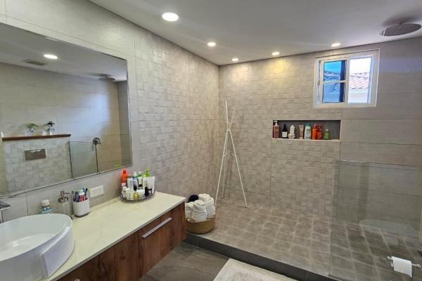 Venta casa unifamiliar de esquina remodelada costa sur