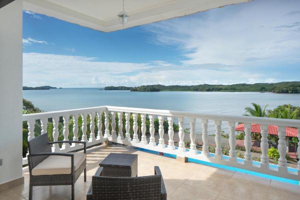 Beachfront 4-bedroom home with pool in boca chica