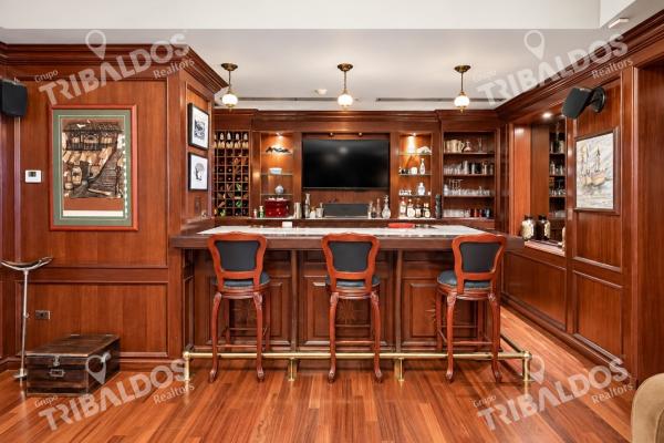 Venta de casa de 2 niveles en altos del golf